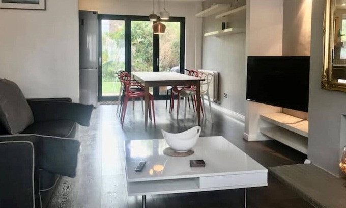 Bedford House | Spacious Family Home in Great Location