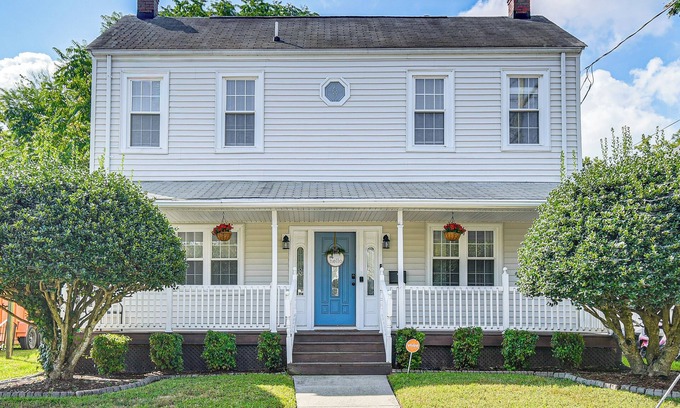 Downtown House | Spacious Family Home w/Yard in Dtwn Hampton!