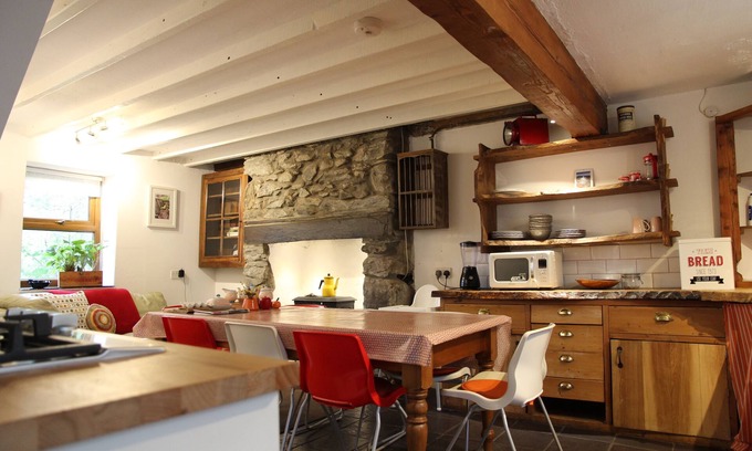 Bangor House | Spacious family house, 5 min drive to Zipworld, & Snowdonia National Park