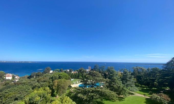 California - Pezou Apartment | Spacious Family Retreat: Sea View - Balcony - Pool