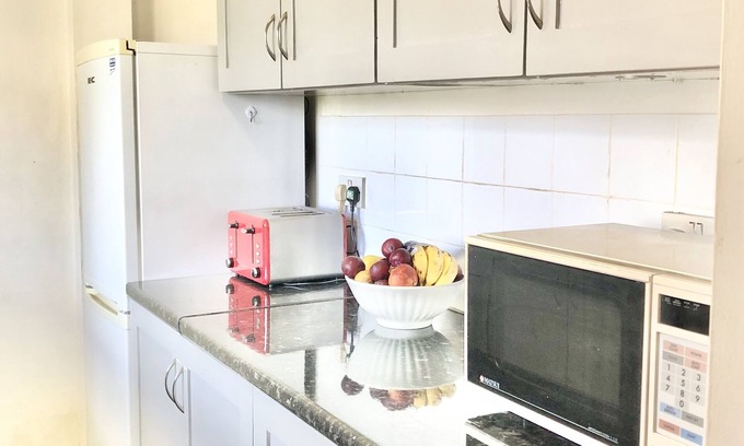 Fulham Apartment | Spacious Flat - 5 minute walk to Tube