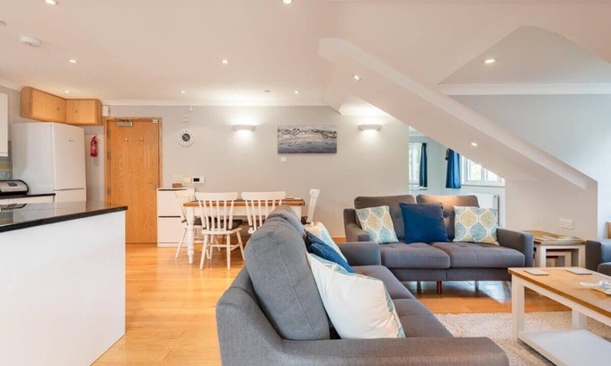 Carlyon Bay Apartment | Spacious Flat A Few Mins Walk to Carlyon Bay Beach