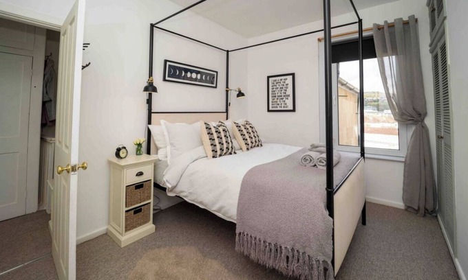 Bath Apartment | Spacious Flat in Bath - Sleeps 3