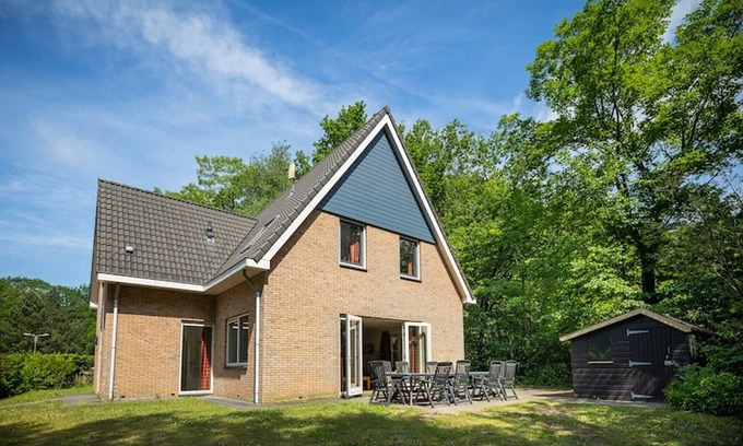 Kootwijk House | Spacious forest retreat with sauna
