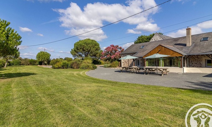 Blaison-Saint-Sulpice Cottage | Spacious 8-bedroom cottage in Anjou vineyards