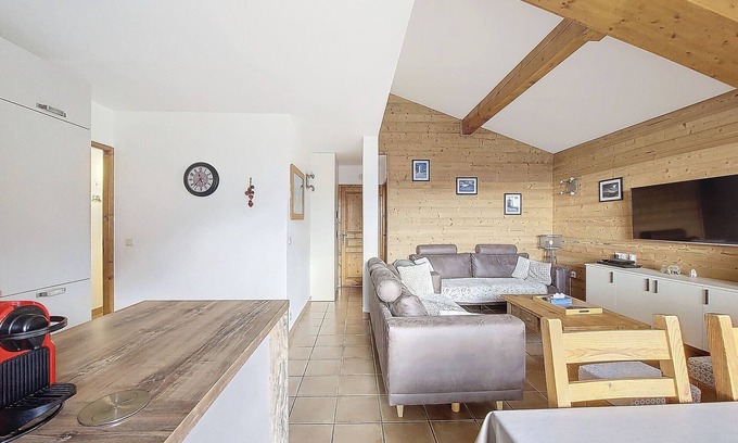 Les Eucherts Apartment | Spacious 6-room apartment, near slopes with balcony and PARKING