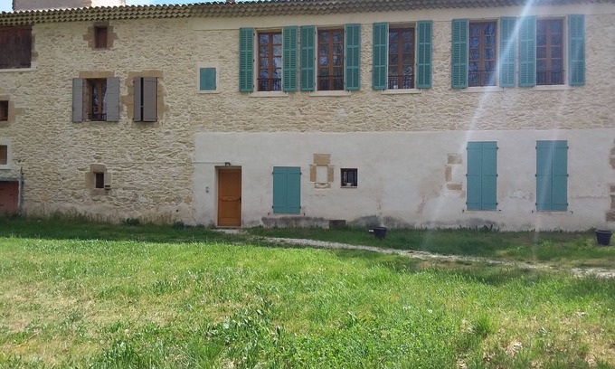 Peyrolles-en-Provence Apartment | Spacious renovated apartment in agricultural building