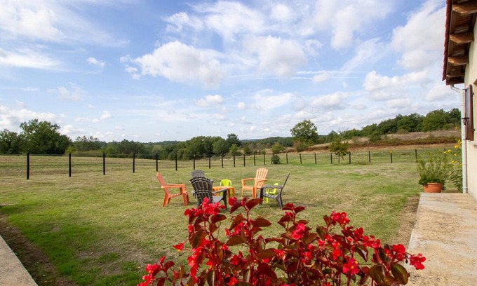 St-Michel-de-Double Cottage | Spacious Family Home with Terrace, Fireplace, and Baby Equipment in Saint-Michel-de-Double