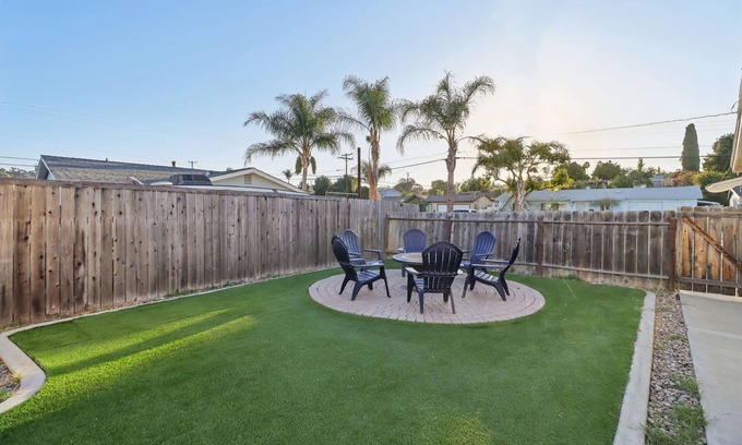 La Presa House | Spacious, Gated Yard, No Stair, King Bed, 1600 sqft