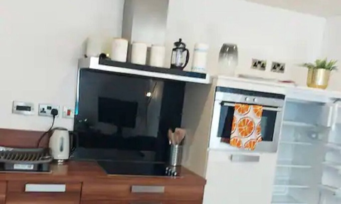 Sheffield Apartment | Spacious 2-bedroom apartment: double beds. FREE Wifi -10 min from train station