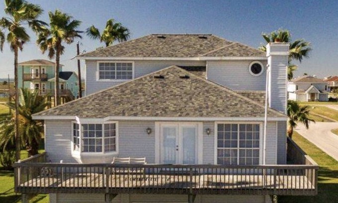 Terramar Beach House | Spacious getaway, and quick walk to the beach or bay.