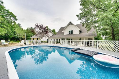 Mena Apartment | Spacious Getaway By Wolf Pen Gap 15 Acres and Pool!
