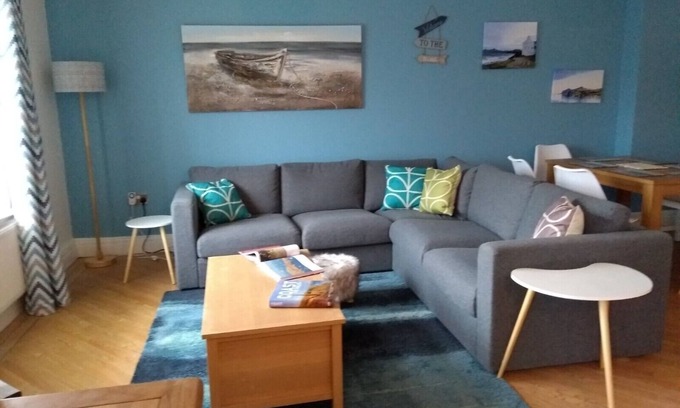 Edern Apartment | Spacious ground floor apartment, close to the beach and golf course.
