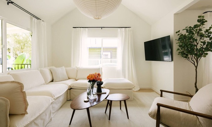 Glenoaks Canyon House | Spacious Highland Park 4 Bedroom Oasis
