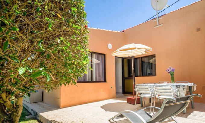 Icod de los Vinos House | Spacious Holiday Apartment El Mango with Mountain View, Wi-Fi, Terrace, Garden, Pool & Whirlpool; Parking Available, Pets Allowed