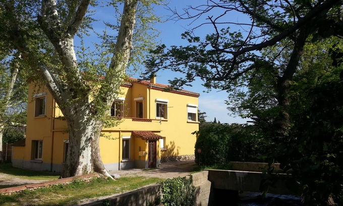 Thuir Apartment | Spacious holiday cottage and garden in the country