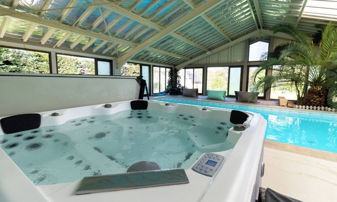 Cherveix-Cubas Villa | Spacious holiday home with indoor pool, jacuzzi and sauna in Cherveix-Cubas