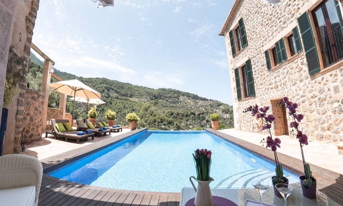 Deia Villa | Spacious holiday home with pets allowed