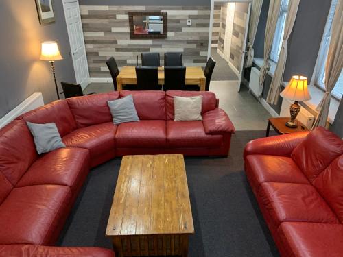 Shotts House | Spacious Holiday let midway between Edinburgh and Glasgow with three shower rooms