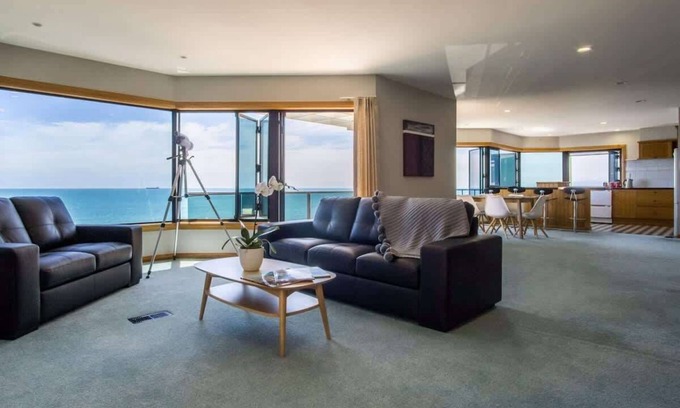 New Plymouth House | Spacious Holiday Home with Ocean Views