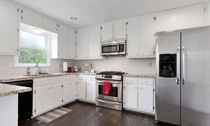 Lilburn House | Spacious Home (5 beds/3.5B) in Lilburn