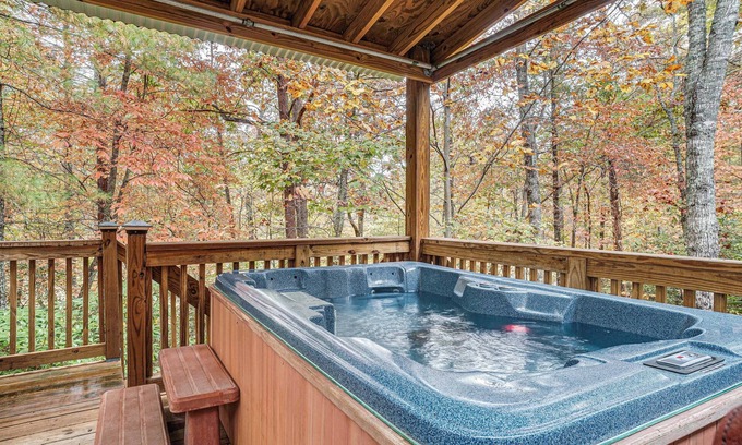 Helen Cottage | Spacious Home in Helen w/Porch & Balcony!