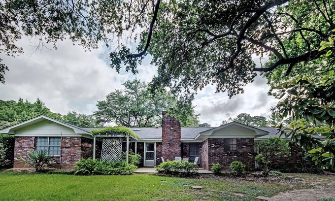 Tougaloo House | Spacious home in quiet neighbor near shopping, dining, gyms, & interstate access
