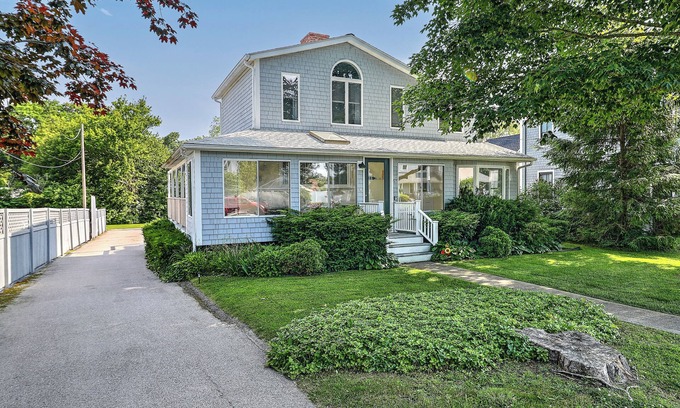 Narragansett Pier House | Spacious home in the pier ,walk to Narr beach, nice yard for relaxing.