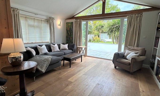 New Forest District House | Spacious Home, Near Marinas, parking and garden