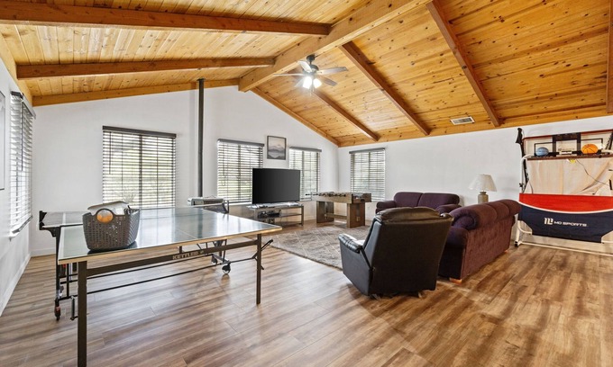 Yosemite Lakes House | Spacious home near Yosemite! Ping Pong, basketball