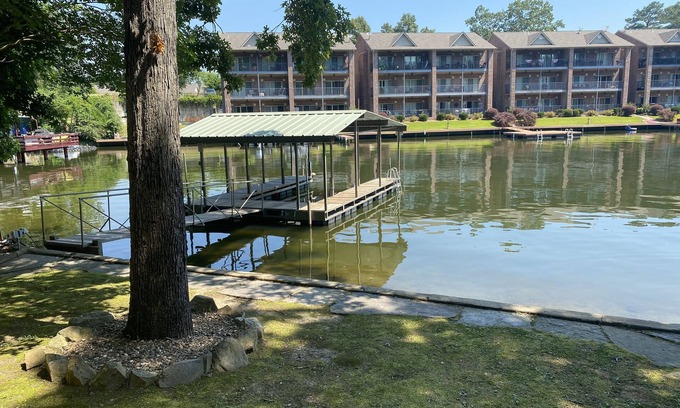 Lakeland House | Spacious Home on Lake Hamilton with Covered Boatdock/3 Kayaks
