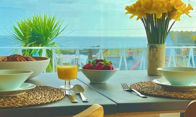 Mousehole House | Spacious home with sea view, parking (EV) & garden