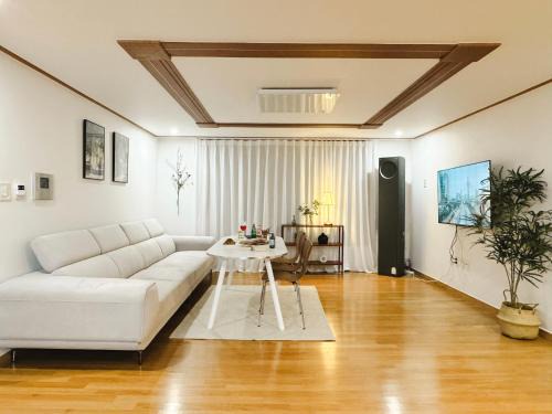 Yeonnam-dong Apartment | Spacious Hongdae Group Stay 3BR, 2BA, 5 Queen Beds