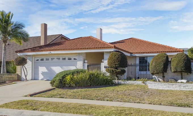 West Carson House | Spacious House, Central, All Amenities