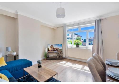 Turkey Street Apartment | Spacious House in Enfield North London Free Parking