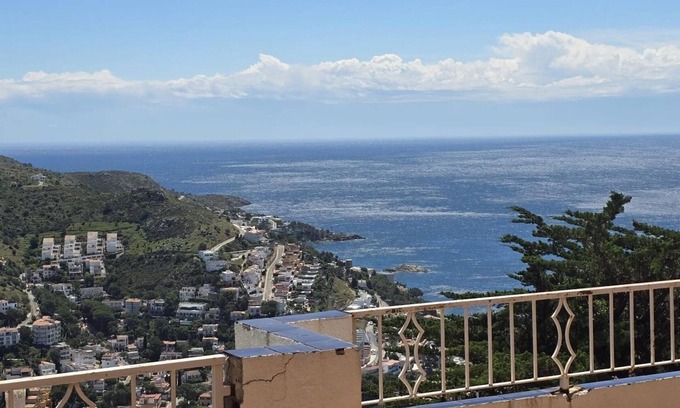 Almadraba-Canyelles Villa | Spacious house in Roses for 16 people with pool and large parking