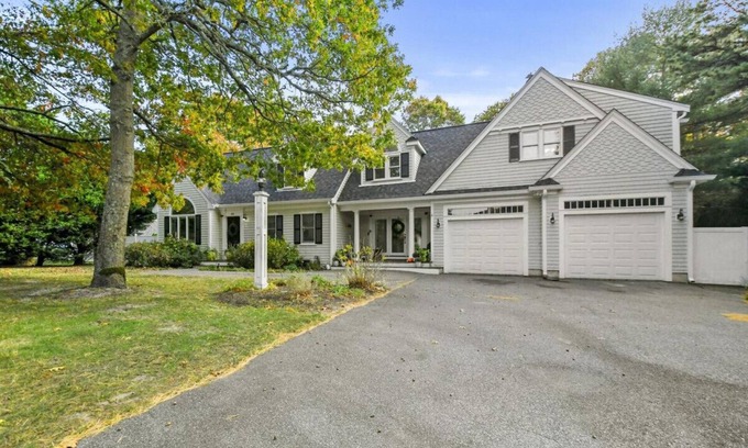 Waquoit Village House | Spacious house in wonderful Falmouth with Wi-Fi, AC, Close to beaches, shops