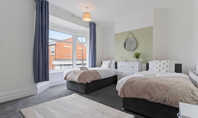 Redcar House | Spacious House Sleeps 9 Town Centre Free Parking Fast WiFi