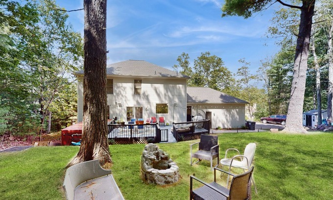 East Stroudsburg House | Spacious house with deck, firepit, hot tub - community amenities
