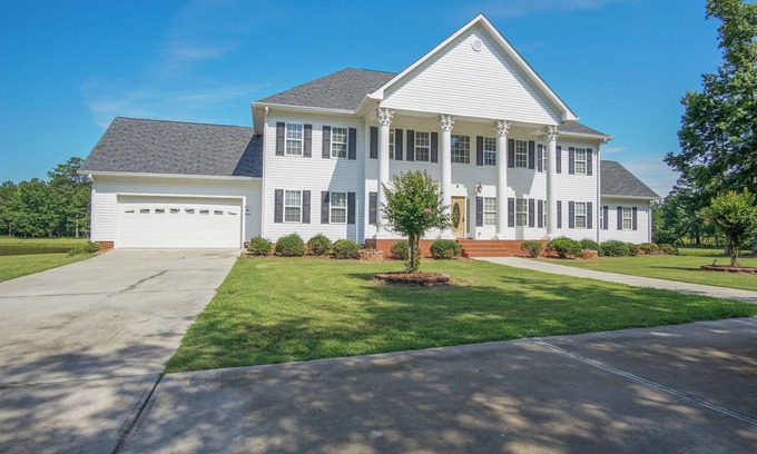 White Plains House | Spacious House with Pool nestled in the Lake Country area!