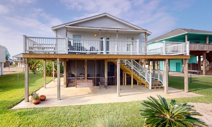 Terramar Beach House | Spacious house with beach access, private balcony and patio