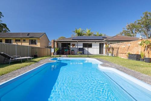 Wyongah House | Spacious House with Pool - 5 min walk to Lake