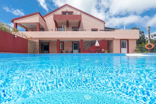 Prazeres House | Spacious House with Pool in Prazeres