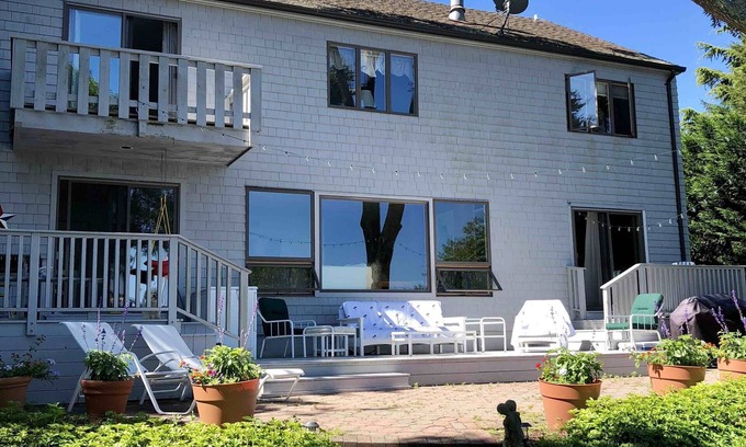 Sag Harbor House | Spacious, immaculate 5 BR, 4 Bath Home w/Bay and Sunset Views, Family-friendly