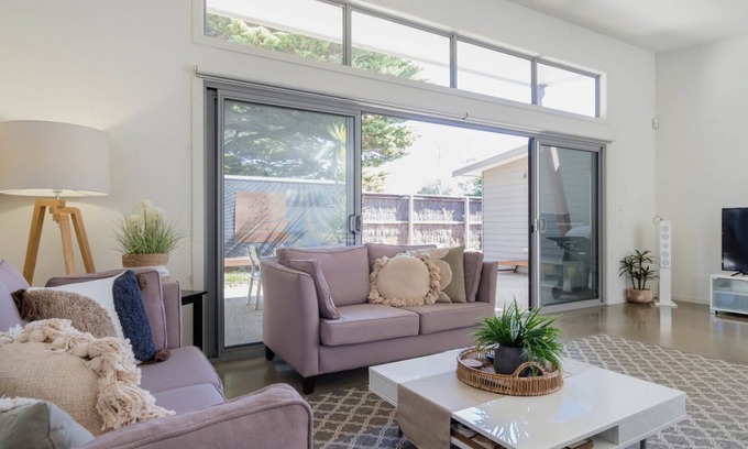 Cowes House | Spacious indoor & outdoor dining areas,BBQ.WiFi,Netflix,Pets