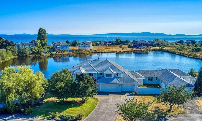 Point Roberts Villa | Spacious King Bedroom plus a Sunny Queen bedroom with Great Views