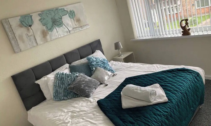 Wolverhampton House | Spacious l 5 Bed l parking l Long stays