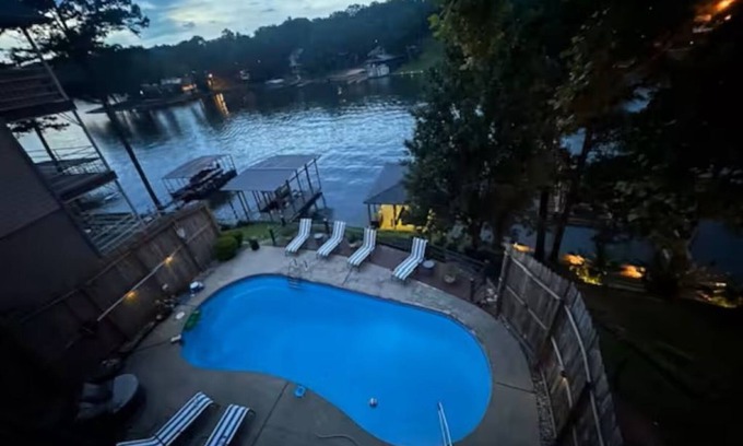 Piney House | Spacious Lake Hamilton House with Pool and Hot Tub!