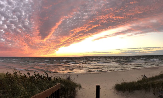 Pentwater Cottage | Spacious Lake Michigan Lakefront Cottage