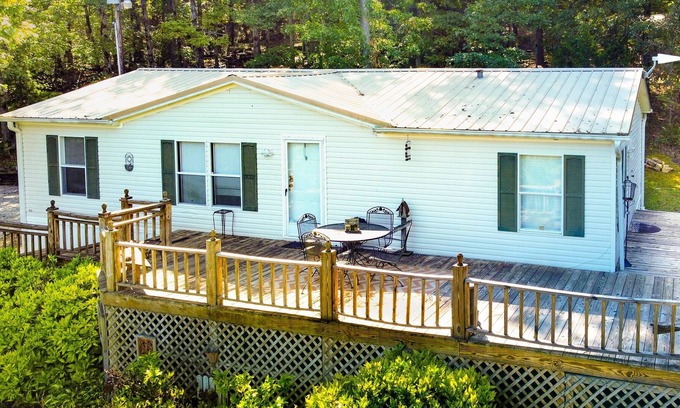 Higden House | Spacious Lake View Home w/ King Bed & Only 1 min. To Boat Ramp